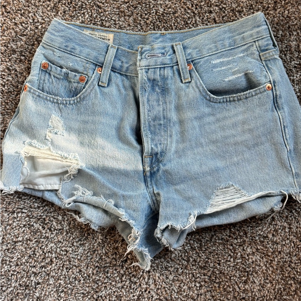 Light wash Levi shorts